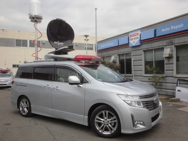 災害時の映像や情報を上空のヘリコプターから本部まで送信するシステムを小型車両に搭載した衛星中継車も作っています。