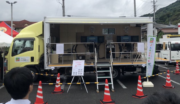 ドライブシミュレーターや適応検査などが行える機器類を装備したイベントカー